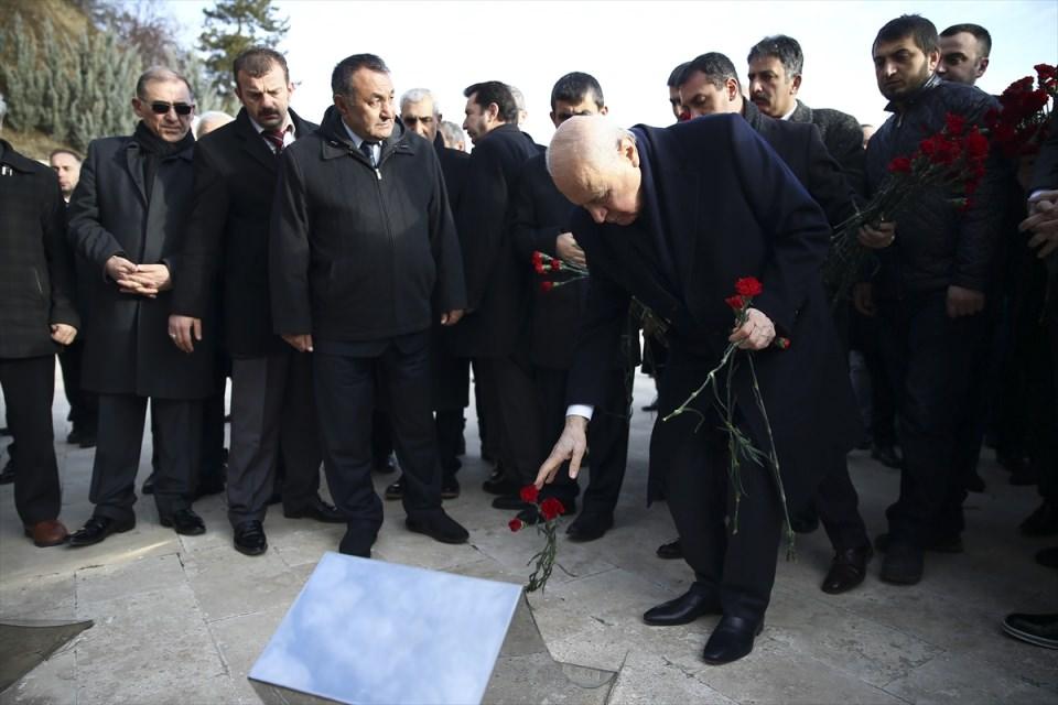 <p>Bahçeli, daha sonra toplantıların yapılacağı otele geçti. Kampın ilk günündeki toplantılar basına kapalı gerçekleşecek. </p>

<p> </p>
