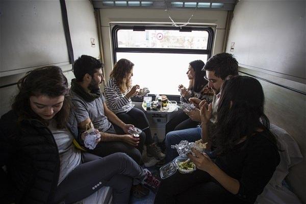 <p>Bir kompartımanda tek veya iki kişilik seyahatler için farklı ücretler  uygulanıyor. Tek seyahat eden yolculardan 117, aynı kompartımanda iki kişi  seyahat edilmesi halinde ise 97'şer lira ücret alınıyor.  </p>
