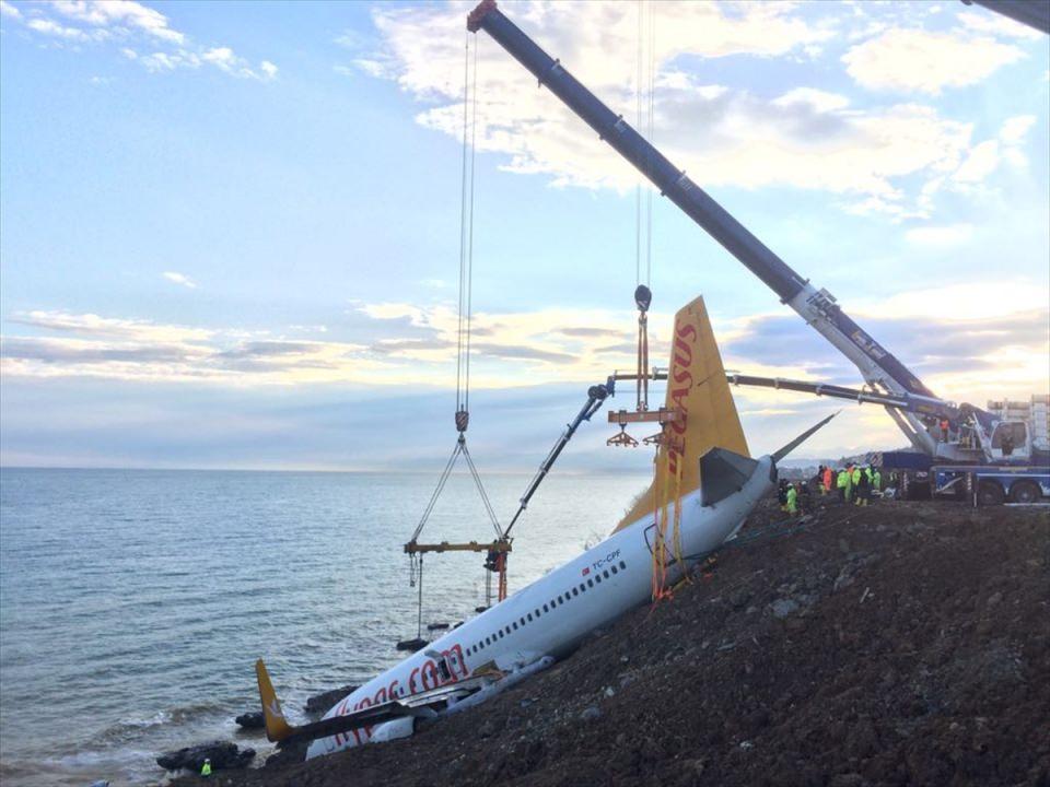 <p>Ankara- Trabzon seferini yapan ve Trabzon Havalimanı'na indikten sonra pistten çıkarak denize 25 metre kala toprağa saplanıp yamaçta duran 'PC8622' sefer sayılı 'TC-CPF' tescilli Boeing 737-800 tipi yolcu uçağı için kurtarma operasyonu başladı.</p>

