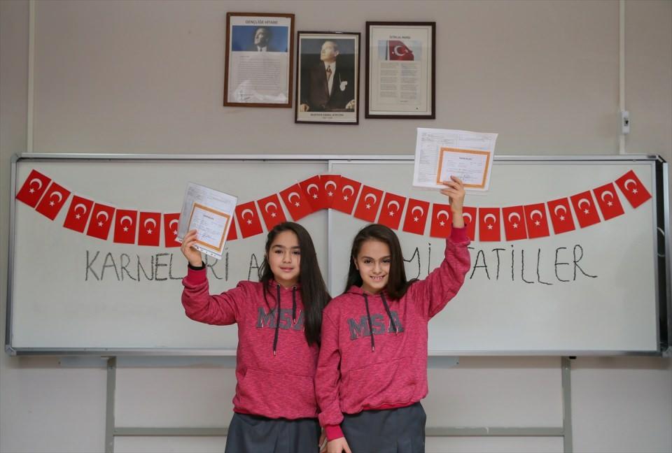 <p>Eğitim-öğretim yılının sona ermesiyle ikizler de karne almanın heyecanını birlikte yaşadı. İkizler ellerinde karneleriyle birlikte sınıf tahtası önünde objektiflere poz verdi.</p>
