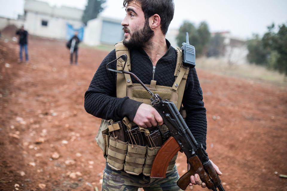 <p>Suriye’nin Azez kentinde bulunan Özgür Suriye Ordusu güçleri, Türkiye’nin olası Afrin operasyonuna odaklandı. ÖSO güçleri, hazır kıta şekilde beklediklerini ve Türkiye’nin harekatı başlatmasıyla Afrin’in teröristlerden arındırılmasında görev alacaklarını söyledi.</p>
