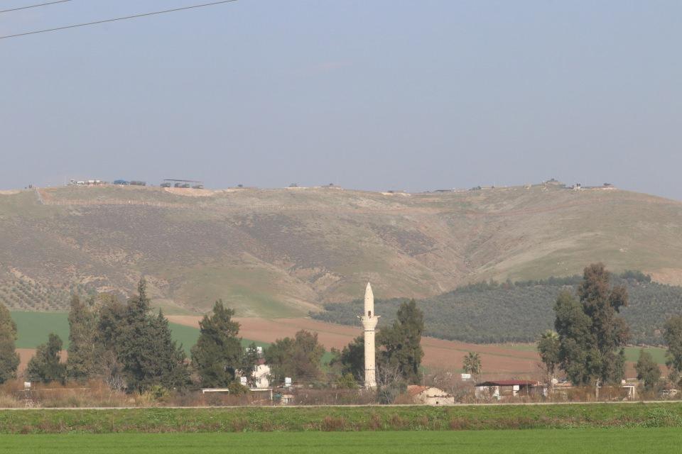 <p>Afrin operasyonu kapsamında Hatay'ın sınır ilçeleri Hassa, Kırıkhan ve Reyhanlı'daki birliklere zırhlı askeri araç sevkiyatı devam ederken, sınır karakollarında ise alt yapı ve savunma sistemleri en üst düzeye çıkartıldı.</p>
