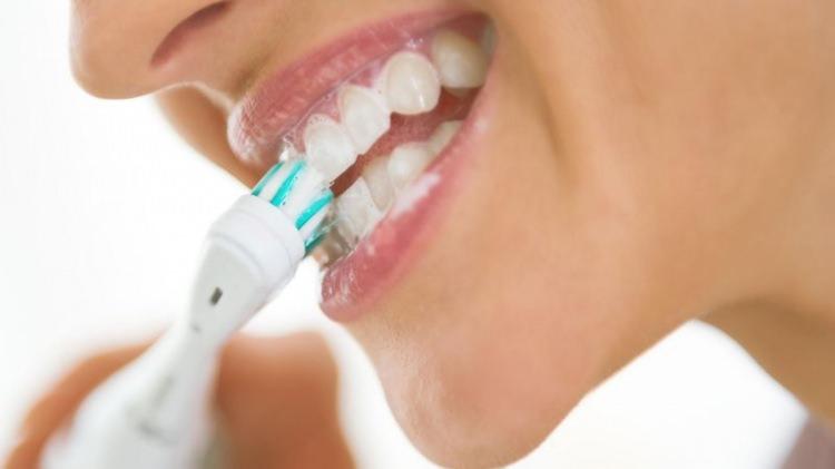 <p>Son dönemlerde oldukça popüler olan elektrikli diş fırçaları, hem kolay kullanılabilirliğiyle hem de hızlı bir şekilde dişleri temizleyebilmesiyle en çok tercih edilen bakım ürünleri arasında yerini alıyor.</p>
