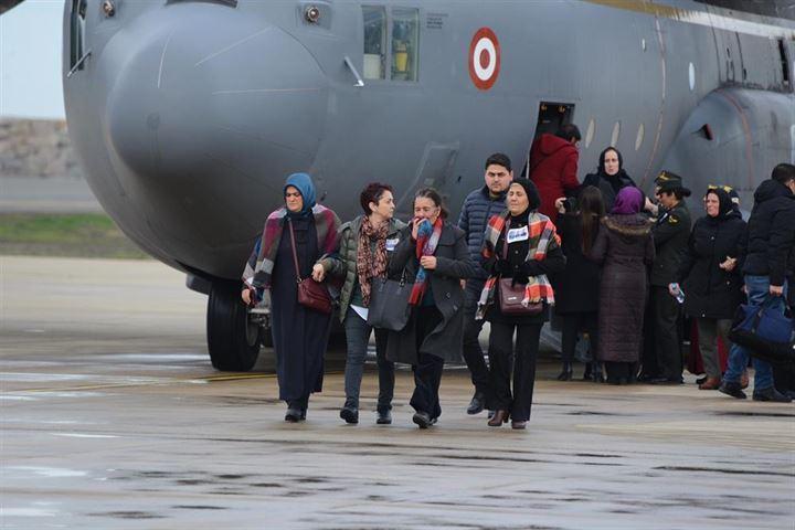 <p>Şehit Odabaşı'nın babası Mehmet Şefik Odabaşı ve annesi İnci Odabaşı ile şehit eş ve çocukları da askeri uçakla havalimanına geldi.</p>

<p> </p>
