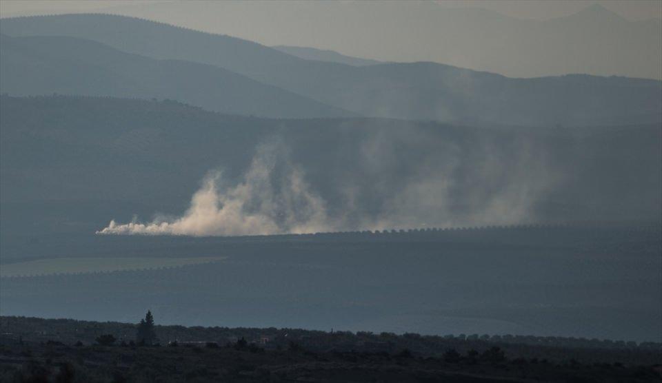 <p>Suriye'deki terör örgütü PYD/PKK'nın Afrin'deki mevzilerine Türk Silahlı Kuvvetlerince (TSK) top atışı yapıldı. Patlama sesleri, Suriye sınırındaki bazı Türk köylerinden de duyuldu.</p>

<p> </p>
