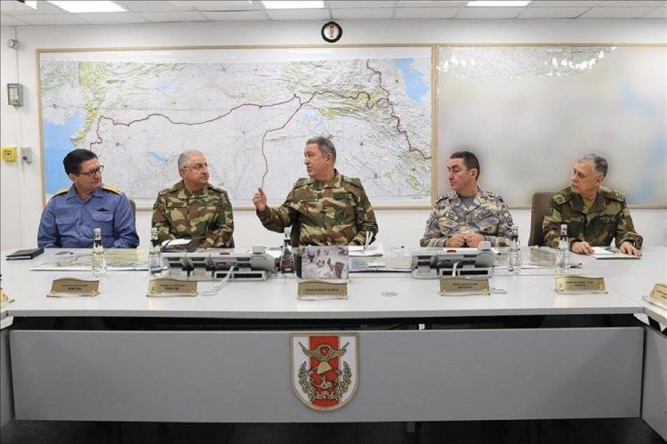 <p>AA muhabirinin edindiği bilgiye göre, yapılan düzenlemelerin ardından TSK'da söz konusu üniformalarda değişikliğe gidildi.</p>

<p>Yeni üniformalar ilk defa Genelkurmay Başkanı Orgeneral Akar ve komutanlar tarafından Zeytin Dalı Harekatı'nın sevk ve idaresinde kullanıldı.</p>

