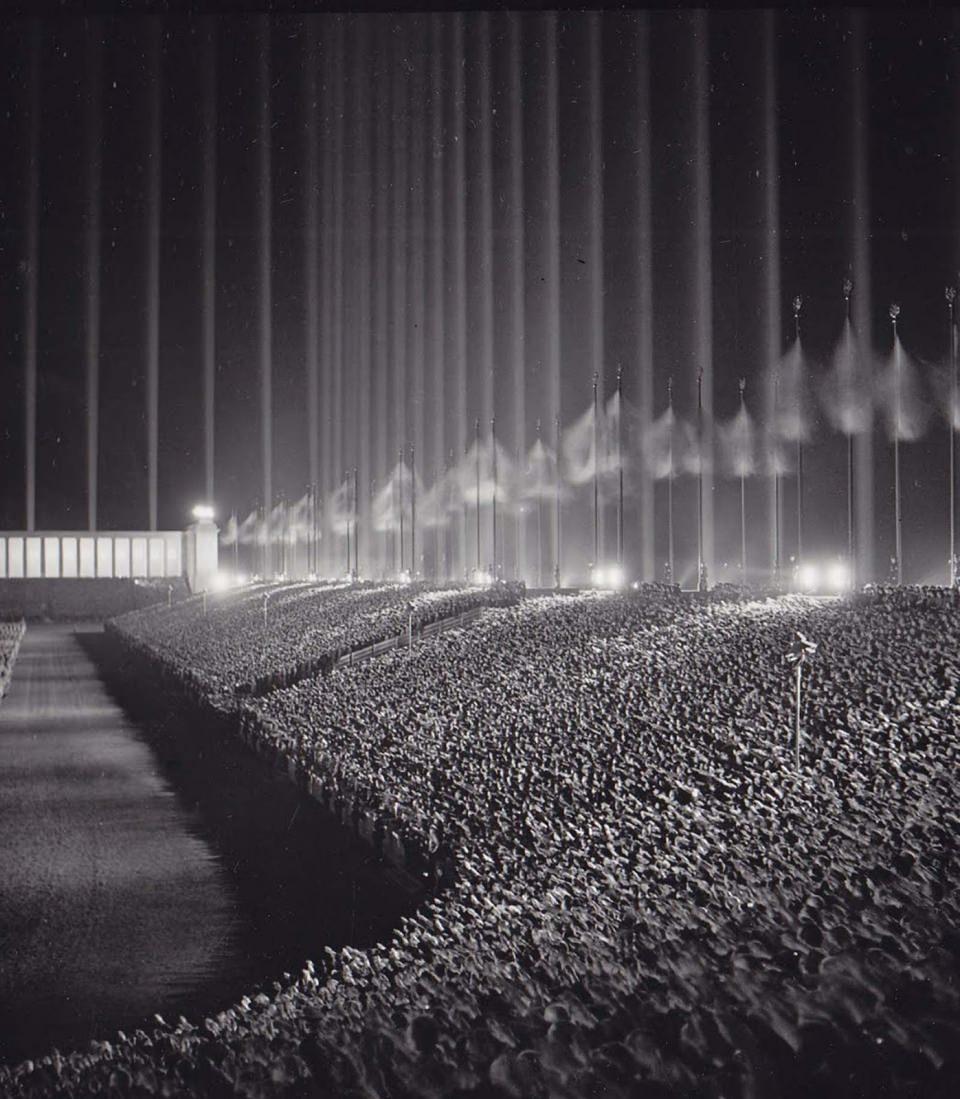 <p>Işık Katedrali'nde yapılan Nazi mitingi (1937) </p>

<p> </p>
