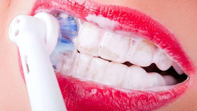 <p>Fırça seçiminde ise dikkat edilmesi gereken ilk kriter, sert olmayan elektrikli diş fırçalarının satın alınmasıdır.</p>
