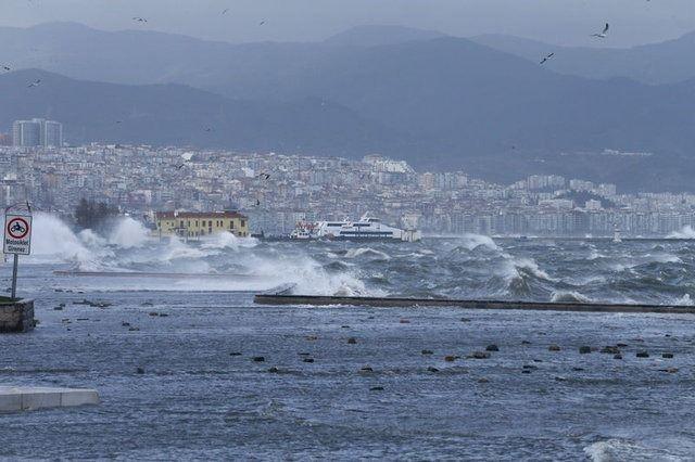 <p>1. Kordon'da da dalgaların kuvvetiyle parke taşları söküldü. Gece boyunca İZSU ekipleri de seferber oldu. Lodos ve deniz suyu yükselmesi nedeniyle, Karşıyaka bölgesinde yaşanan su taşkınına müdahale edildi.</p>

<p> </p>

<ul>
</ul>

<ul>
</ul>
