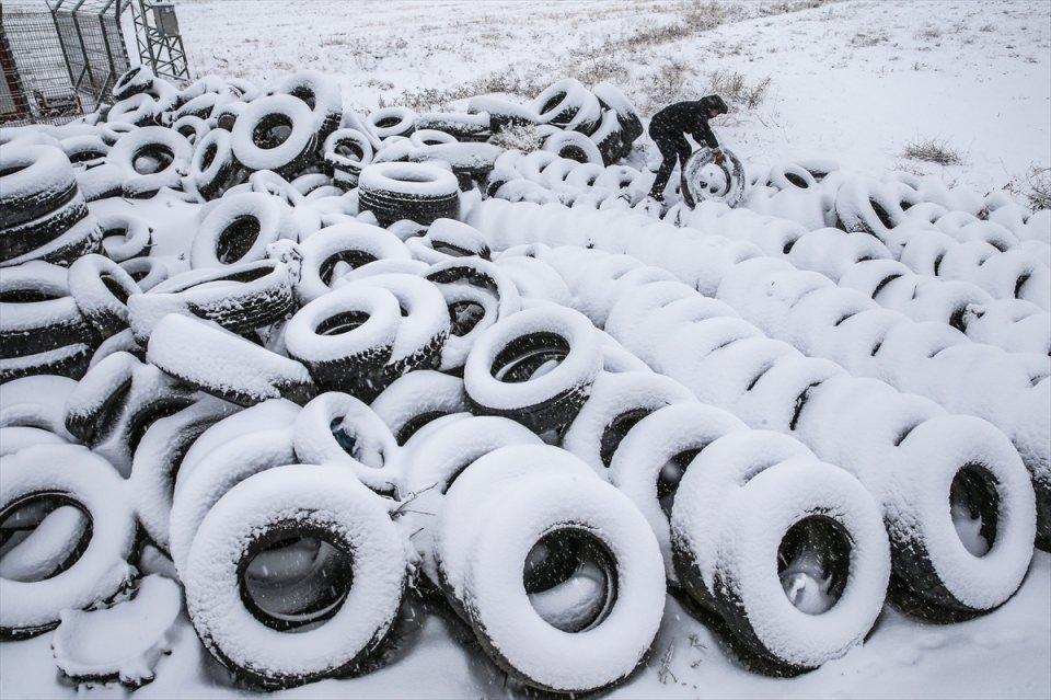 <p>Doğu Anadolu Bölgesi'nde etkili olan kar, yaşamı olumsuz etkiliyor.</p>
