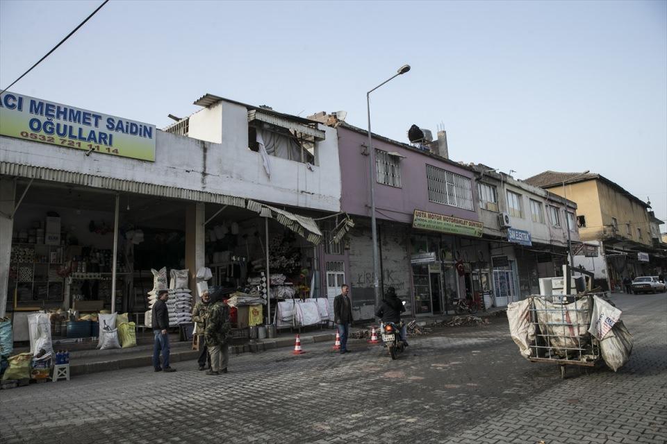 <p>Afrin'deki PYD/PKK'lı teröristlerin roket saldırılarının hedefi olan Hatay'ın Reyhanlı ilçesinde yaşayanlar, ev ve iş yerlerini Türk bayraklarıyla donatırken, Zeytin Dalı Harekatı'na desteklerini ve terör örgütleriyle mücadelede askerin yanında olduklarını dile getirdi. </p>