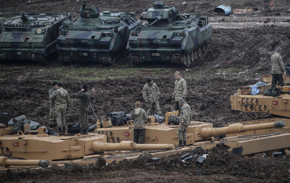 <p>Türkiye'nin çeşitli illerinden Hatay'a gönderilen tank ve zırhlı personel taşıyıcılar, birliklere takviye amacıyla sınır hattına yönlendirildi.</p>

<p> </p>
