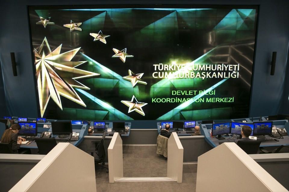 <p>Gerçekleşen operasyonlar sırasında sahadaki unsurlardan alınan kritik bilgiler, merkezde görev yapan Başbakanlık dahil tüm bakanlıklar ve güvenlik birimlerinin temsilcileri tarafından Cumhurbaşkanına aktarılıyor. </p>
<p> </p>