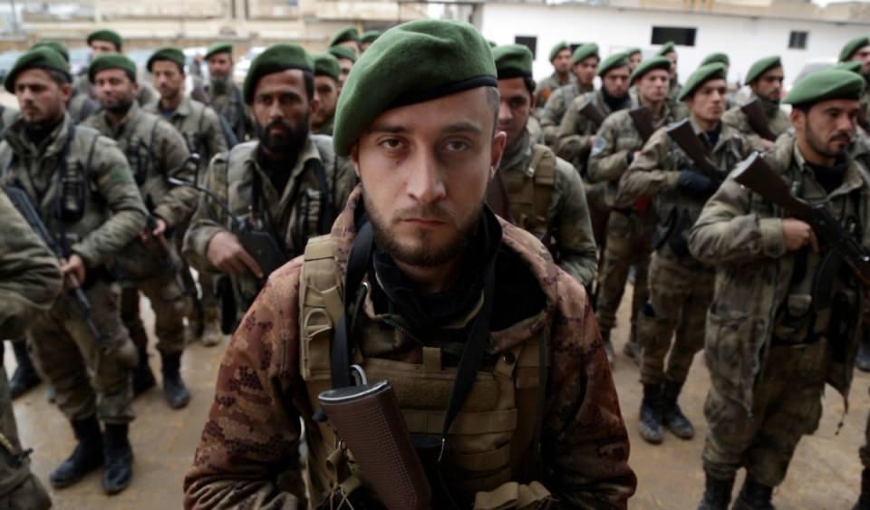 <p>Suriye'nin Kuzeyinde ÖSO kontrolündeki Azez şehri yakınlarında Türk askerlerin eğitim verdiği Özgür Suriye Ordusu Eğitim Kampı. Afrin Harekatı'nda görev alacak ÖSO askerleri, Türk Sİlahlı Kuvvetleri'nce eğitiliyor.</p>
