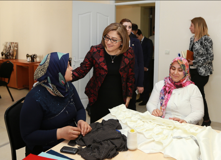 <p>Gaziantep Büyükşehir Belediye Başkanı Fatma Şahin, şehrin planlanmasında kadınların hayat standartlarını, görüşlerini ve gereksinimlerini dikkate aldıklarını belirtti.</p>
