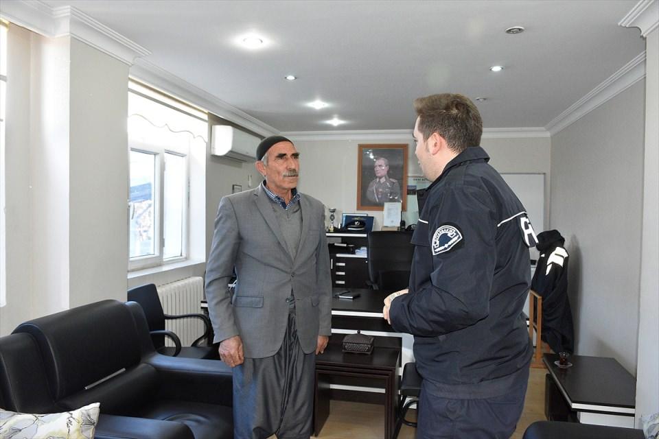 <p>Diyarbakır'ın Hani ilçesinde camide abdest alan kişinin 9 bin lirasını çaldıkları iddia edilen 3 zanlı yakalandı.</p>