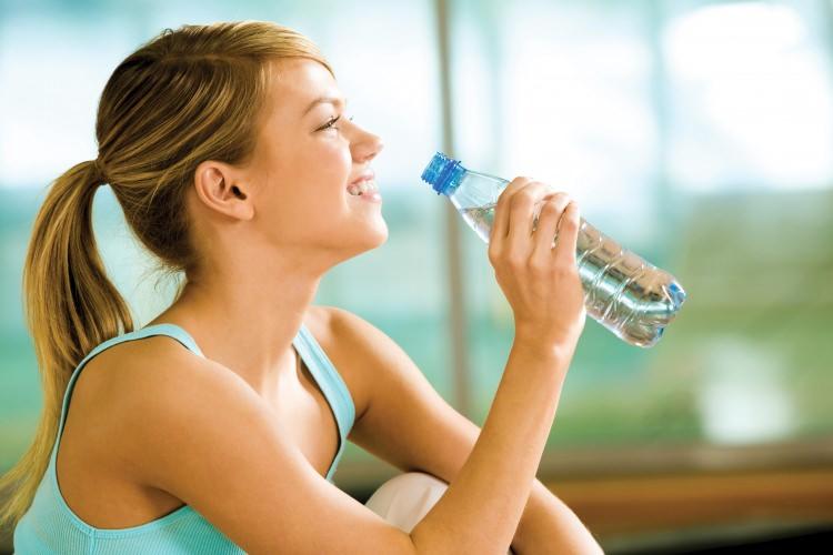 <p>- Günde en az 2 litre su içmelisiniz. Su yediklerinizi daha rahat sindirmenizi sağlar ve metabolizmayı hızlandırır.</p>