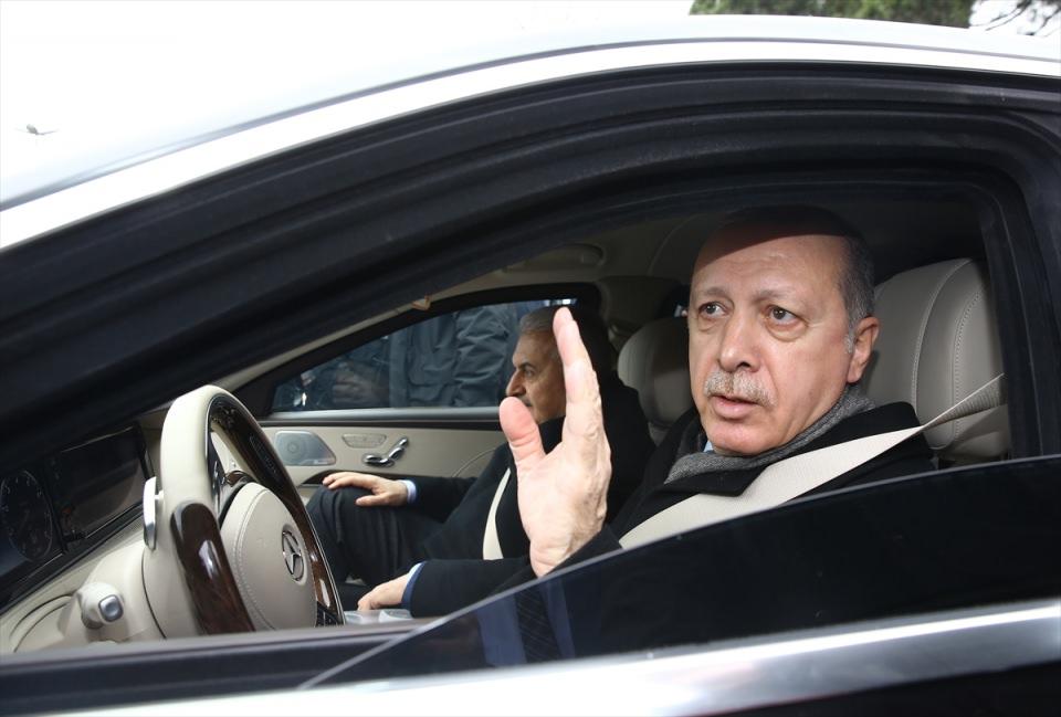 <p>Bugünlerde ülkemiz, güney sınırlarından bazı tacizlere, saldırılara maruz kalıyor.  Buna karşı Türk Silahlı Kuvvetlerimiz, kahraman Mehmetçiğimiz, milletimizin başına bela olan, can ve mal güvenliğine tasallut olan bu eşkıya sürülerine hak ettiği dersi vermek için Afrin'deler.</p>
