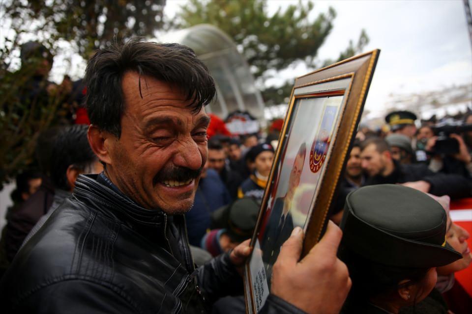 <p>Şehidin cenazesi, İl Müftüsü Ali Akpınar'ın kıldırdığı namazın ardından Çayhan Mahalle Mezarlığında toprağa verildi.</p>
