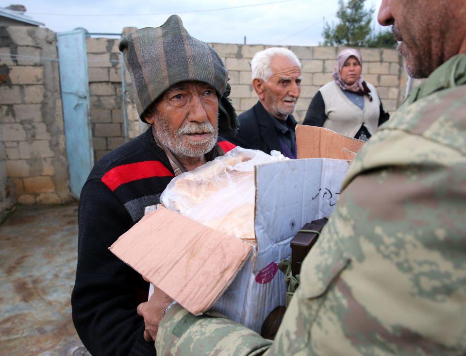<p>Savaş uçaklarının yoğun bombardımanı sonrasında daha önce girilen iki köydeki YPG'liler tamamen temizlendi, bir köy teröristlerden kurtarıldı. Genelkurmay, bu sabah harekâtın ilk altı gününde 343 teröristin öldürüldüğünü duyurdu.</p>
<p> </p>