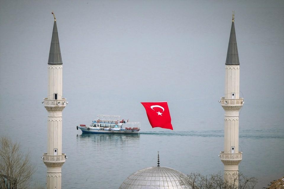<p>Van ve Muş'ta Zeytin Dalı Harekatı'na destek için bazı evler, camiler, sokaklar ve kurum binalarına Türk bayrakları asıldı.</p>
