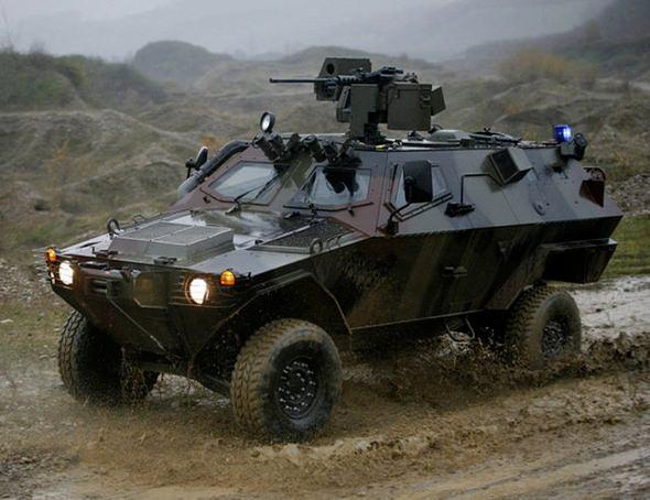 <p><strong>OTOKAR COBRA </strong><br />
<br />
Otokar Cobra, Otokar firması tarafından 1997 yılında üretimine başlanan bir zırhlı personel taşıyıcı aracı. Azami 110 km hıza çıkabilen araçta bir adet 1 × 7.62 mm veya 12.7 mm makineli tüfek bulunuyor.</p>
