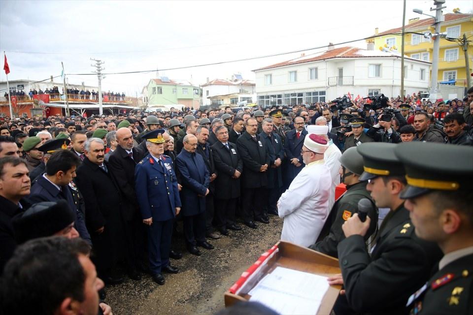 <p>Şehit askerin, 15 gün önce izne geldiğini söyleyen anne Taştepe, "Oğlum benim, hakkını helal et şehit Ali'm. Kara Ali'm, yiğidim. Bana baktın, hastanelere götürdün, böyle mi gelecektin? Daha sana düğün yapacaktım, kırk gün kırk gece. Mürüvvetini göremedim." diye gözyaşı döktü.</p>
