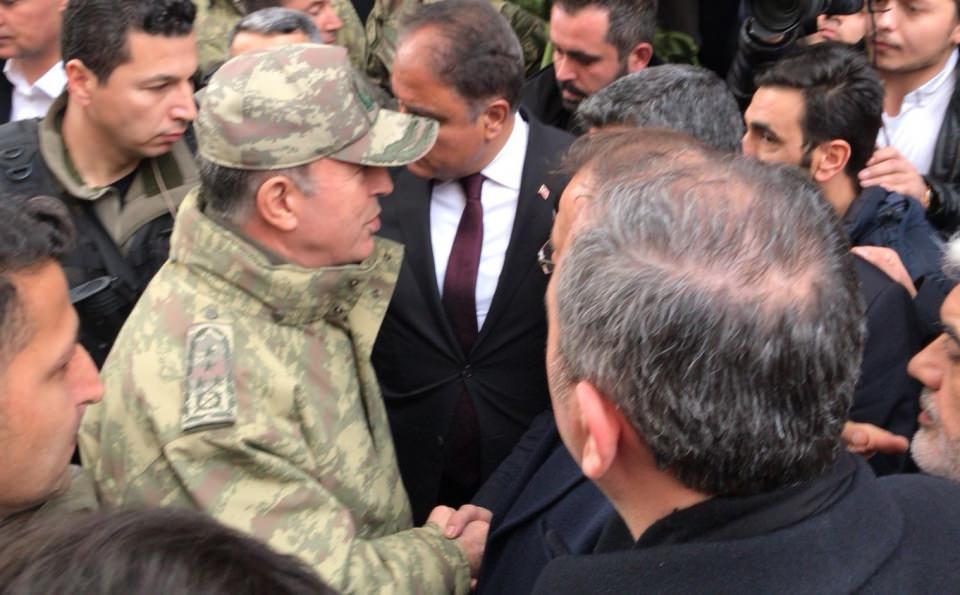 <p>Kilis'te kent merkezine yönelik roketli saldırısında hasar gören binada incelemelerde bulundu.</p>