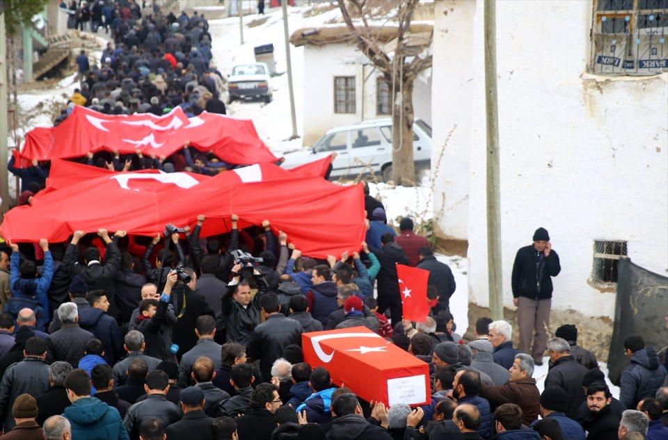 <p>Ereğli Devlet Hastanesi morgundan alınan şehidin Türk bayrağına sarılı tabutu, Çayhan Mahallesi'ndeki babaevine getirilerek "helallik" istendi.</p>
