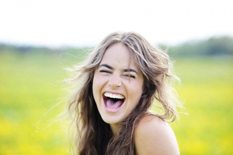 <p><strong>- </strong>Gülerken insanlar 'serotonin' hormonu salgılar ve bu hormon açlık hissetmenizi engeller. Ayrıca gülme sırasında karın kasları kasılıp gevşediği için metabolizma hızlanır. Bu nedenle aralıksız 10 dakika gülmek 30 kalori yaktırır. Sizde gün içinde sıkça gülerek kalori yakabilirsiniz.</p>
