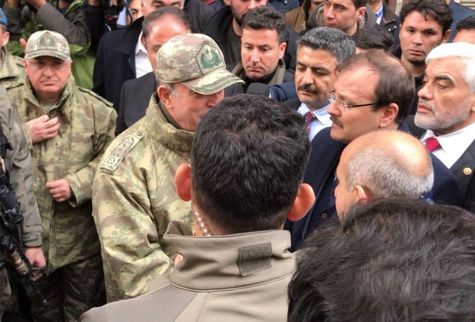 <p>Orgeneral Hulusi Akar ise kendisine sevgi gösterisinde bulunan vatandaşlara "Az kaldı" dedi.</p>