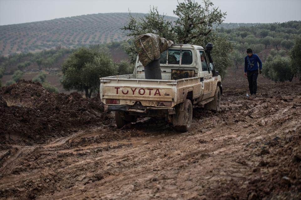 <p>TSK'nın hudut güvenliği ve bölgede istikrarı sağlamak maksadıyla Suriye'nin kuzeybatısındaki Afrin bölgesinde PKK/KCK/PYD/-YPG ve DEAŞ'a mensup teröristleri etkisiz hale getirmek, dost ve kardeş bölge halkını terör örgütlerinin baskı ve zulmünden kurtarmak üzere düzenlediği Zeytin Dalı Harekatı'nın ilk gününden itibaren canla başla çalışan ÖSO güçlerinin Afrin'deki terör hedeflerine yolculuğu görüntülendi.</p>
<p> </p>