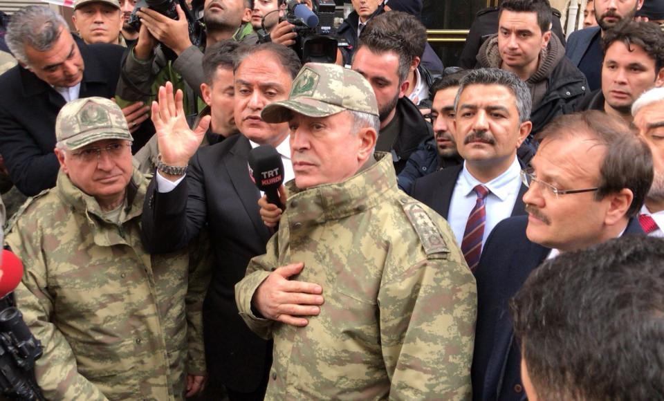 <p>Yoldaki vatandaşları selamlayan Başbakan Yardımcısı Çavuşoğlu ile Orgeneral Akar, geçmiş olsun dileklerinde bulundu. Başbakan Yardımcısı Çavuşoğlu, çatıya düşüp patlamayan roketli saldırıda 2 kişinin hafif yaralandığını söyledi. </p>