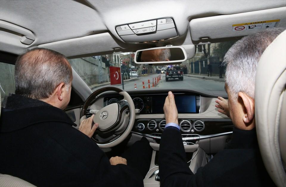 <p>İstanbul'u İzmir'e üç saatte bağlayacak otoyolu tamamlıyoruz ve nihayet İstanbul'un çılgın projesi, Kanal İstanbul'a da bu yıl içinde başlıyoruz. Hayırlı uğurlu olsun." diye konuştu. </p>

