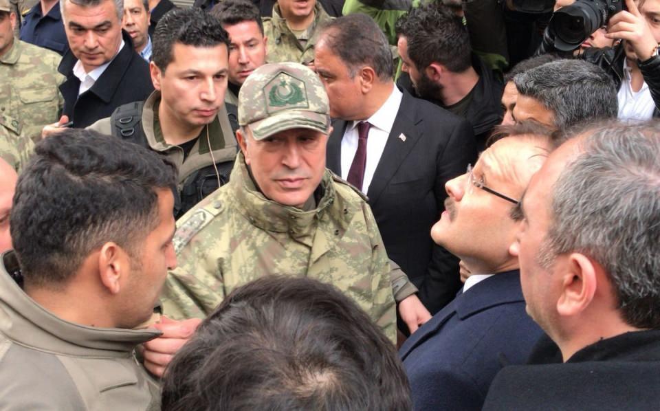 <p>Genelkurmay Başkanı Orgeneral Hulusi Akar, Kilis Valiliği ziyareti sonrasında Tekye Mahallesi'nde çatısına roket düşen evi, Başbakan Yardımcısı Hakan Çavuşoğlu, Adalet Bakanı Abdulhamit Gül ve Kara Kuvvetleri Komutanı Orgeneral Yaşar Güler ile birlikte ziyaret etti. </p>