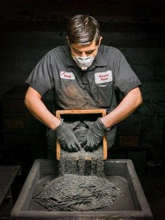 <p>Kurşun kalem denilmesinin sebebi, 16. yüzyılda grafit madenini bulan İngiliz bilimcinin onu bir çeşit kurşun elementi sanmasıdır. Ancak 200 yıl sonra grafitin bir çeşit karbon olduğu anlaşılır ve kurşun kalemin ucunda yer alan maddenin kurşun madeni değil grafiti madenidir. </p>
<p> </p>