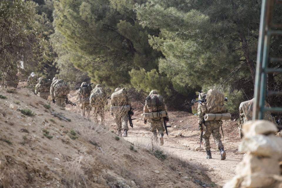 <p>Sahadaki AA muhabirleri, Harekat'ın 3. gününde TSK'nın Afrin'in doğusundaki Azez'den de operasyon başlattığını, kara unsurlarının hedef topraklara girdiğini bildirdi.</p>

<p> </p>
