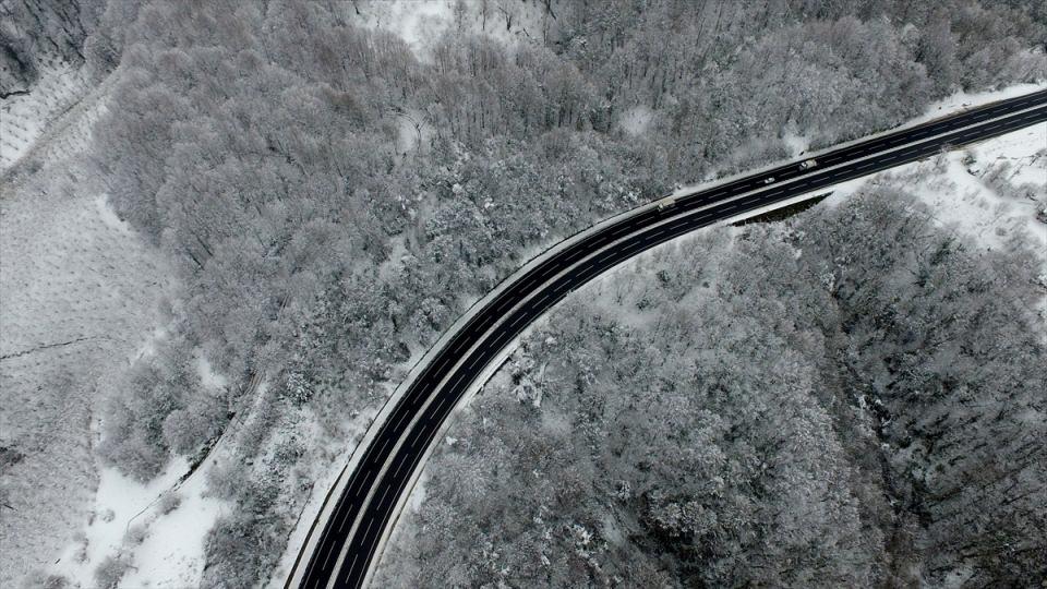 <p>D-655 Batı Karadeniz bağlantı yolunun Hiciz ve Kabalak rampalarında da kar yağışı görülüyor.</p>
