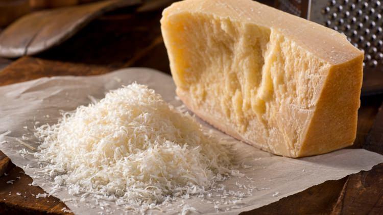 <p>Son yıllarda Türk mutfağına giren parmesan peynirinin içine yüzde 10 ahşap talaşı konularak piyasaya sürülüyor. Bu da insan sağlığına son derece zararlı durumların ortaya çıkmasına neden olabiliyor. </p>
