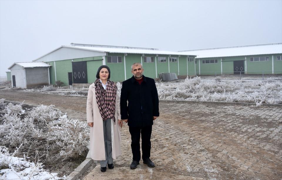 <p> Avrupa Birliği standartlarına uygun kurulan tesiste, gerek ahırlar, gerekse yem depoları ve son teknolojik makine ekipmanlarla üretim faaliyetleri devam ediyor." </p>

