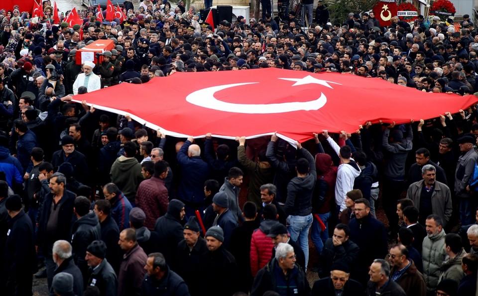 <p><strong>"Göreve gidiyoruz anne, çok kar var"</strong></p>

<p>Sağlık görevlilerinin yardımıyla ayakta duran anne Gülten Taştepe, oğlunun tabutunun başındaki fotoğrafına sarılıp öptü.</p>
