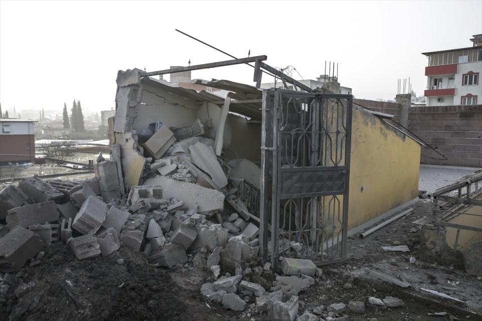 <p>Cumhuriyet Caddesi'ndeki lokantası zarar gören Adem Kurt ise saldırı sırasında iş yerinin açık olduğunu ve müşterilerinin yemek yediğini anlattı. </p>
