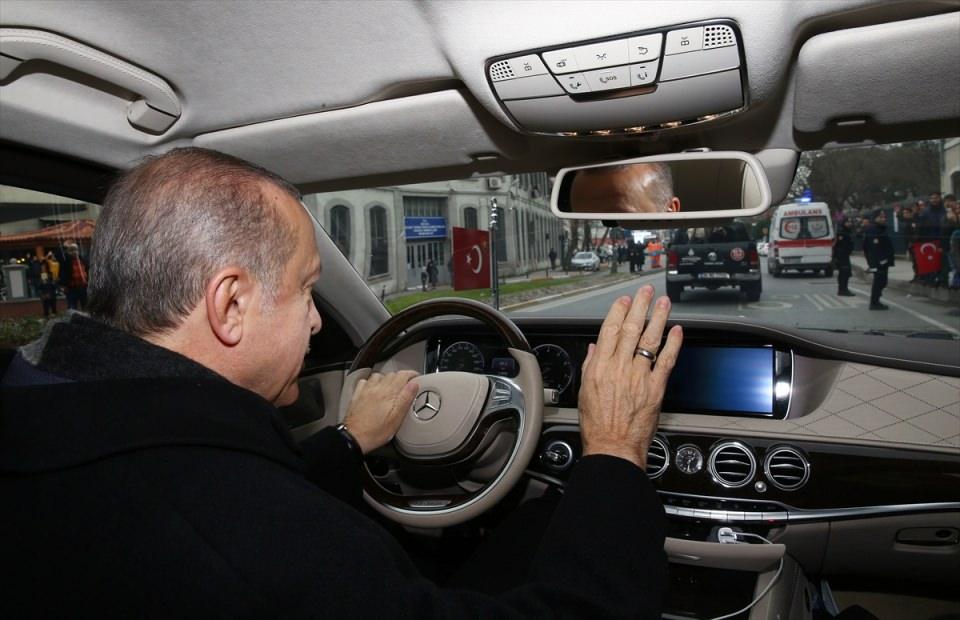 <p>Hizmetlerin ülke ve millet için artarak süreceğini kaydeden Yıldırım, "Çünkü biz bu aziz milletin desteğiyle duasıyla evelallah her türlü hizmeti geciktirmeden yapacağız, bunun gayretindeyiz. </p>

