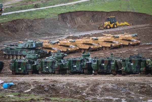 <p>Afrin'deki operasyonda yer alan birliklere takviye olarak giden komandolar, zırhlı araçlara binerek sınırdan geçti.</p>
