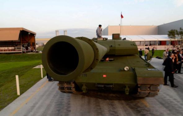 <p>Altay tankında tank komutanı, nişancı, sürücü ve doldurucu olarak 4 mürettebat görev yapıyor. Altay’ın üzerinde ana silah olarak, birçok farklı mühimmatları atabilen 120 mm’lik 55 kalibre top bulunuyor.</p>

<p> </p>
