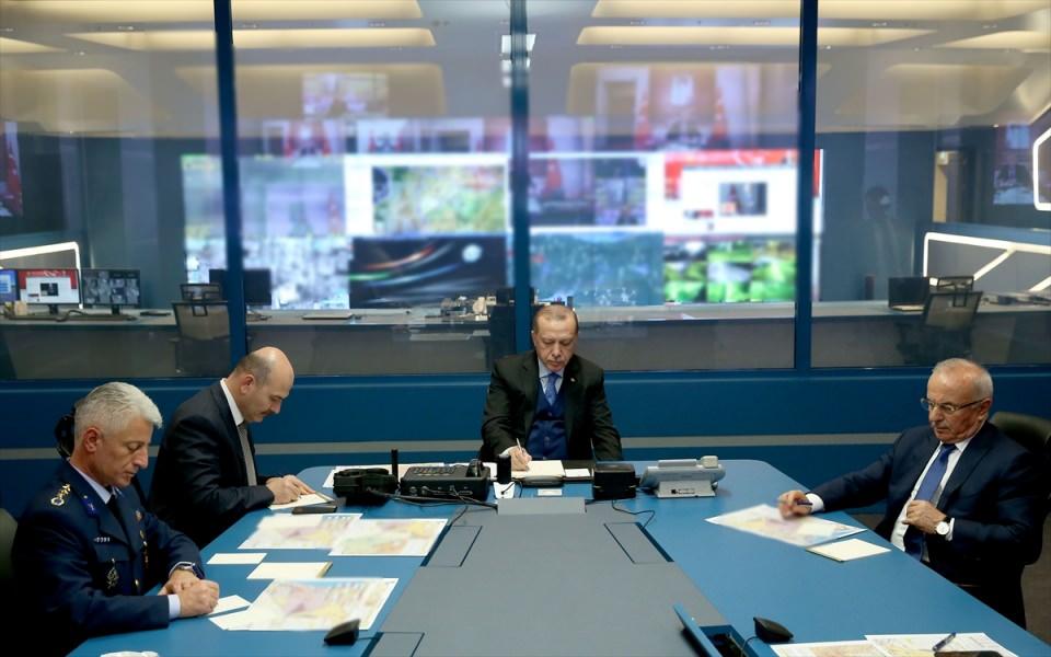 <p>Dünyanın güçlü ülkelerinde de benzer yapıların bulunduğu biliniyor. Devlet Bilgi Koordinasyon Merkezinde yürütülen faaliyetlerle, Türkiye'de ve dünyada meydana gelen siyasi, ekonomik, askeri, sağlık, güvenlik ve benzeri alanlara ilişkin tüm gelişmelerin "sürekli izlenmesi", "analiz edilmesi" ve "değerlendirilmesi" planlandı.</p>

<p> </p>

<p> </p>
