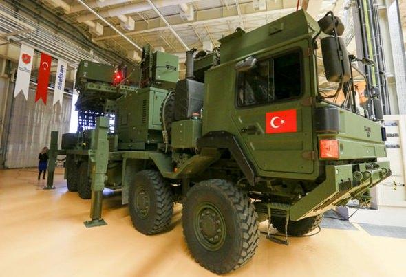 <p><strong>KORAL </strong><br />
<br />
ASELSAN tarafından özgün olarak geliştirilen, hedef ülke radarların karıştırılıp aldatılmasını ve iş yapamaz hale getirilmesini sağlayan "KORAL" Mobil Elektronik Harp Sistemi, Hava Kuvvetleri Komutanlığına teslim edildi.</p>
