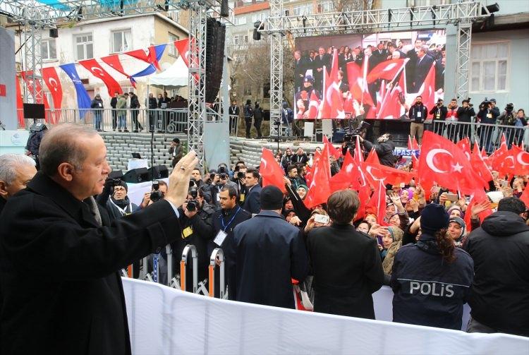 <p>Cumhurbaşkanı Recep Tayyip Erdoğan, Kasımpaşa Hasköy Tüneli açılış törenine katılarak halkı selamladı.</p>

<p> </p>
