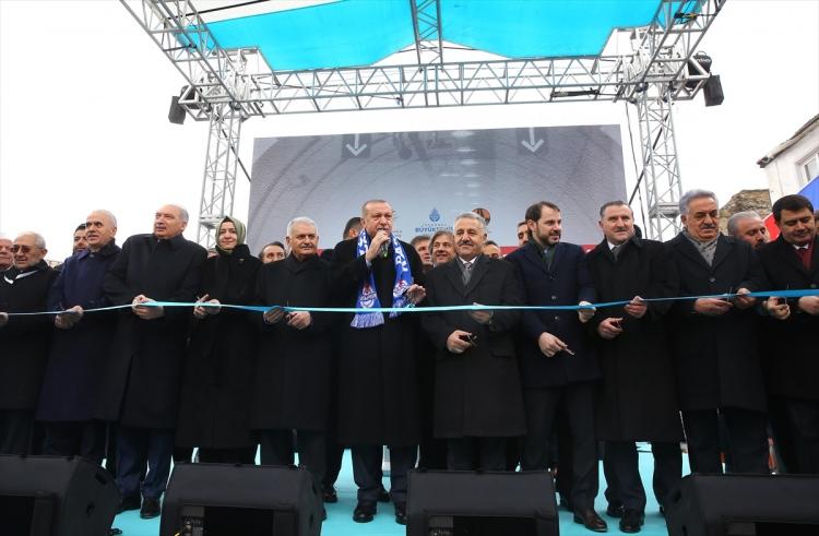 <p>Cumhurbaşkanı Recep Tayyip Erdoğan, Kasımpaşa Hasköy Tüneli açılış törenine katıldı. Törende, Başbakan Binali Yıldırım, Ulaştırma, Denizcilik ve Haberleşme Bakanı Ahmet Arslan, Enerji ve Tabii Kaynaklar Bakanı Berat Albayrak, Aile ve Sosyal Politikalar Bakanı Fatma Betül Sayan Kaya, Gençlik ve Spor Bakanı Osman Aşkın Bak, AK Parti Genel Başkan Yardımcısı Hayati Yazıcı, İstanbul Valisi Vasip Şahin ile İstanbul Büyükşehir Belediye Başkanı Mevlüt Uysal da yer aldı.</p>

<p> </p>
