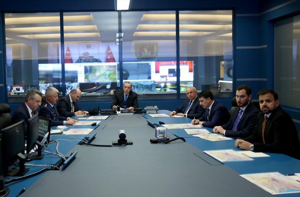 <p>Büyük ve küçük kriz merkezindeki iki bölümdeki dev ekrandan anlık takip yapılıyor. Merkezden Zeytin Dalı Harekatı'na ilişkin operasyon görüntüleriyle insansız hava araçlarından alınan görüntüler canlı olarak izlenebiliyor.</p>
<p> </p>
<p> </p>